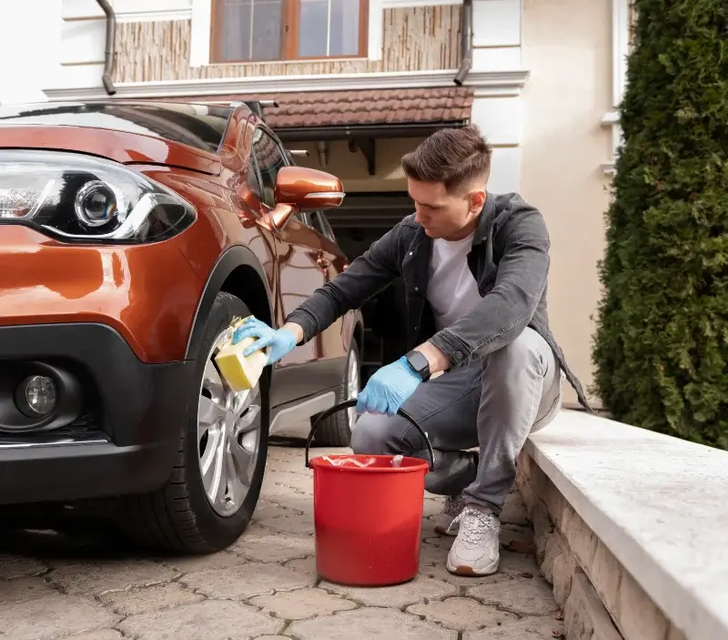 Lavage auto à domicile Fleurieux-sur-l'Arbresle : professionnel intervenant sur un véhicule